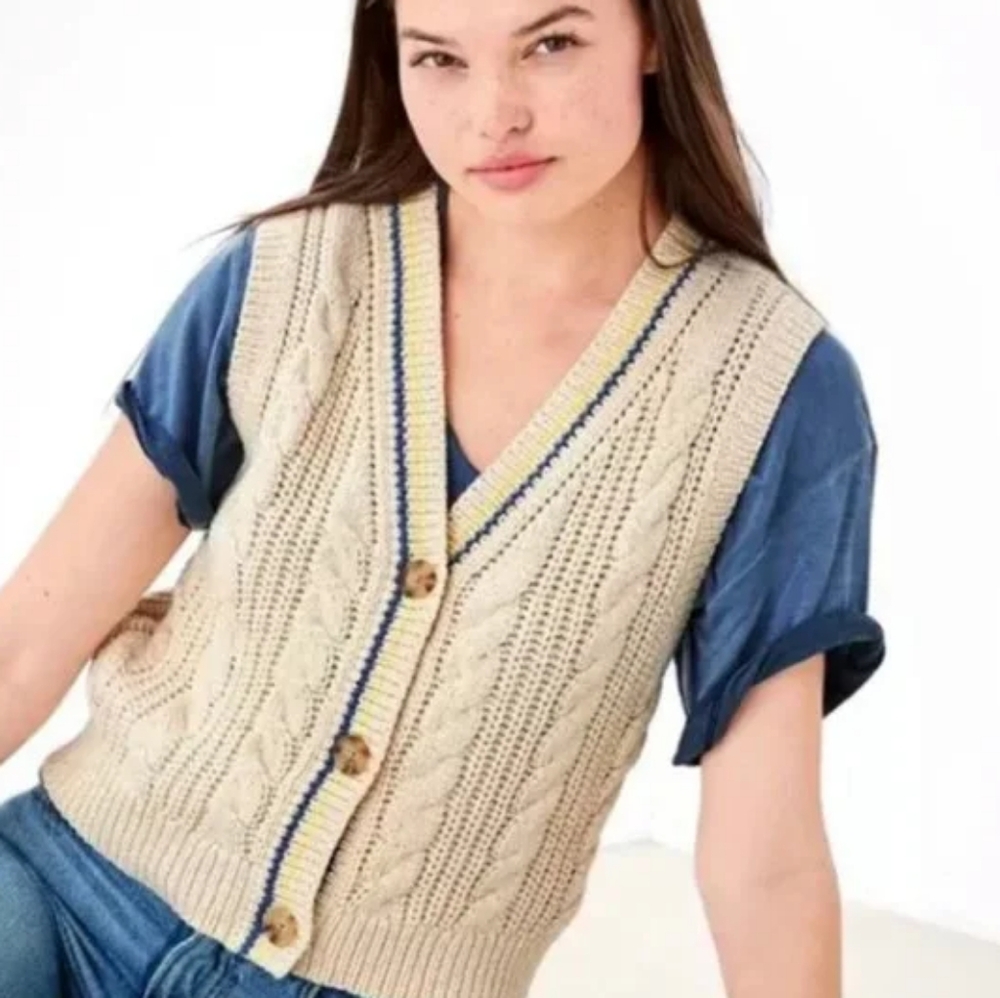 AMERICAN EAGLE Cable Knit Sweater Vest in Cream